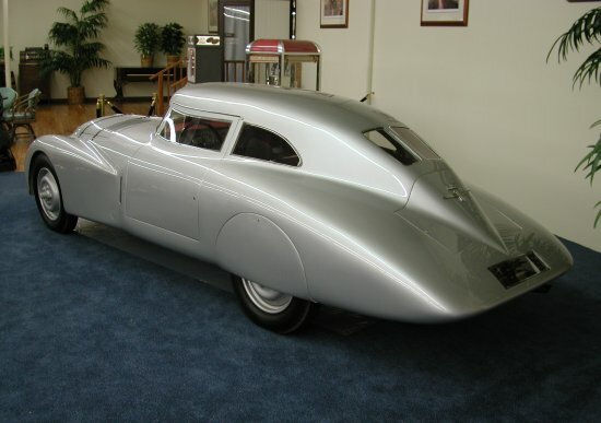 «Adler Triumph» 1934 года с аэродинамической формой кузова полученной комбинацией двух обтекаемых профилей (по результатам исследований П. Джерея).