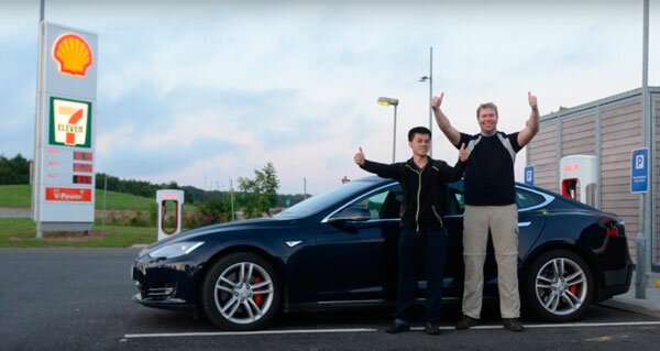 Норвежцы и их «Tesla Model S»: Бьорн Найленд (слева) и Морган Торвольт (справа)